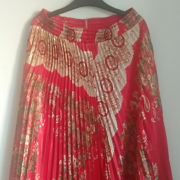 Red pleated long elastic waist skirt - Picture 2 of 8